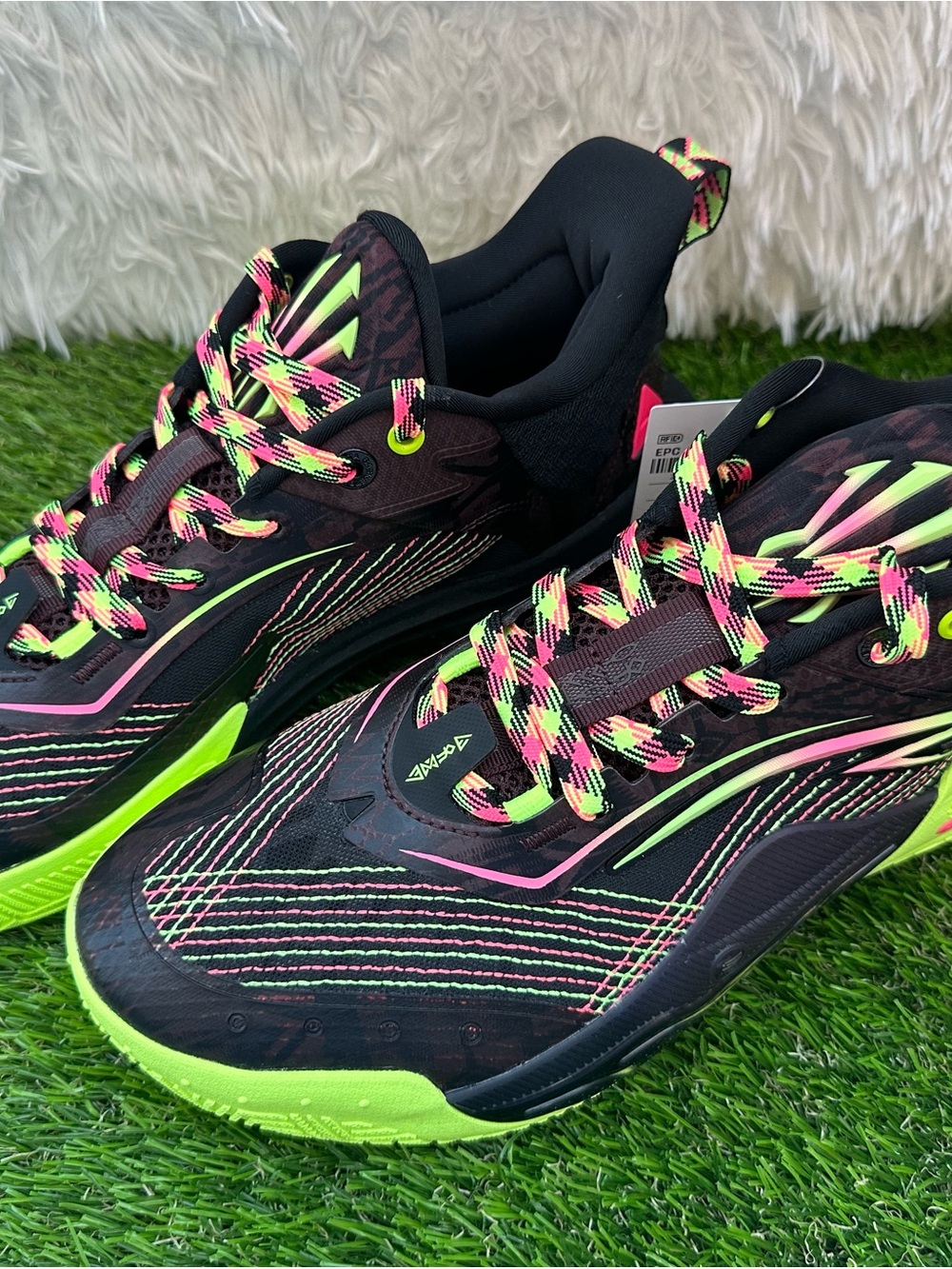 Men Anta Black & Neon Green Performance Sneakers size 10